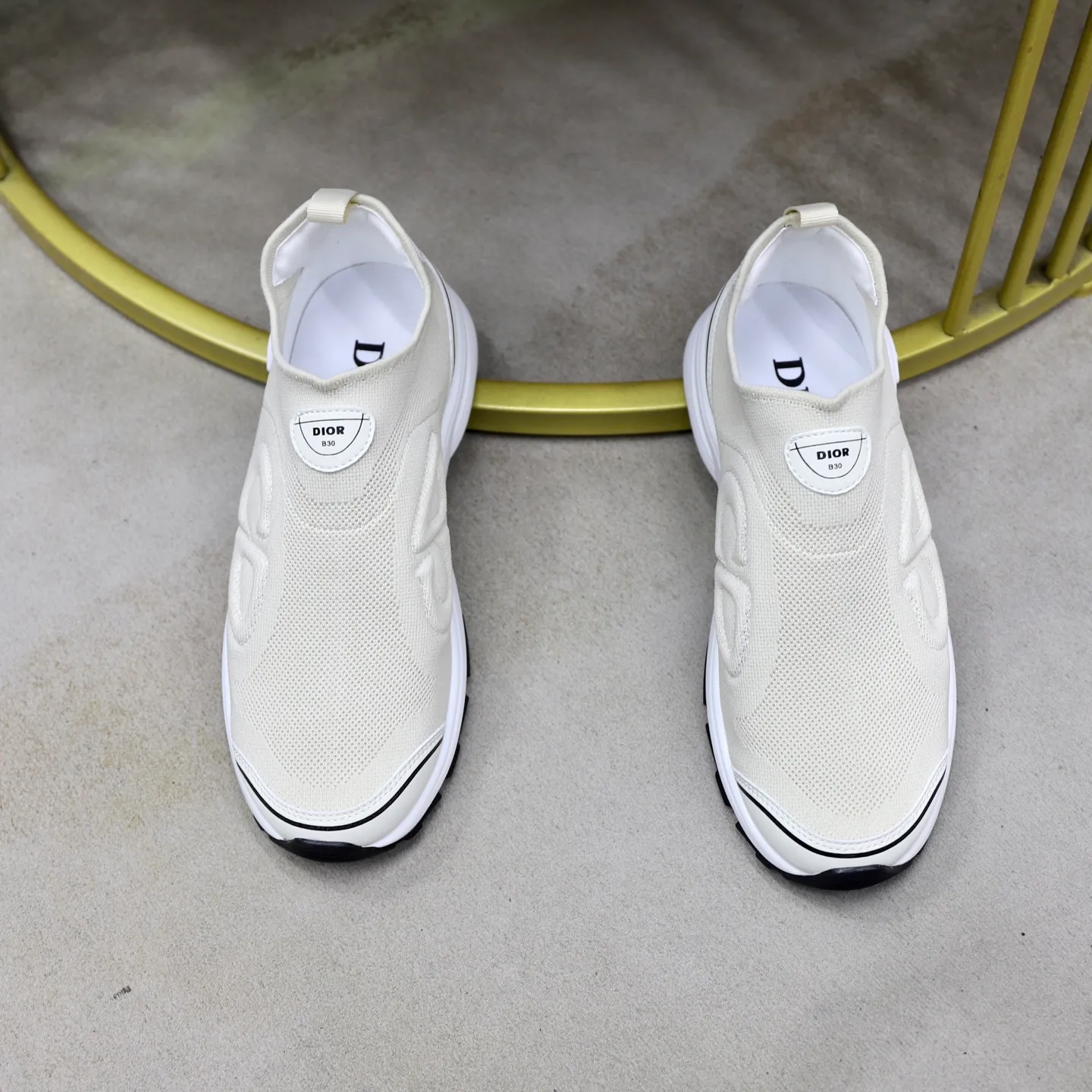 Ex-factory price: 520💰Dior B30’s latest hot model is shipped, the original version is manufactured 1:1 ▪️ Fabric: Original customized fly weave ▪️ Lining: Imported breathable mesh ▪️ Sole: Original molded non-slip outsole ▪️ Size: 38-46 (45 and 46 are custom-made and cannot be returned or exchanged)
